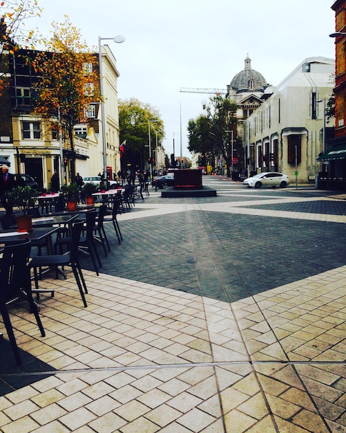 Foto calle de la ciudad con edificios en el fondo