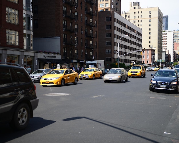 Calle de la ciudad con edificios en el fondo