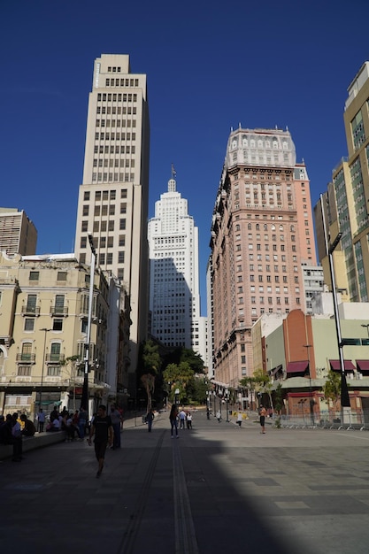 Calle de la ciudad y edificios modernos contra un cielo despejado