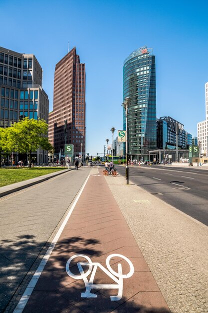 Foto calle de la ciudad y edificios modernos contra el cielo