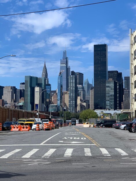 Foto calle de la ciudad y edificios modernos contra el cielo