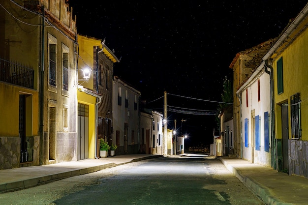 Calle de la ciudad española vieja iluminada por la noche.
