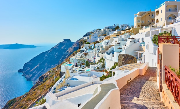 Calle en la ciudad de Fira junto al mar en la costa de la isla de Santorini en Grecia. Paisaje griego - paisaje urbano