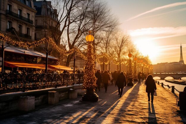 una calle de la ciudad con gente caminando y una puesta de sol en el fondo