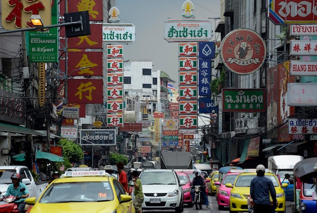 Calle de la ciudad durante las horas pico