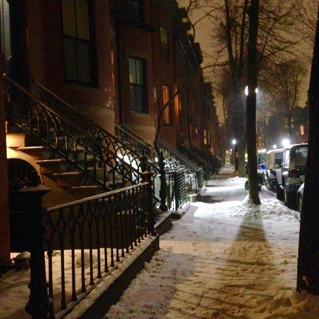 Calle de la ciudad iluminada por la noche