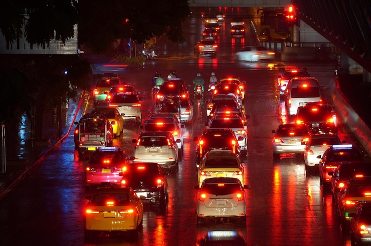 Foto calle de la ciudad iluminada por la noche