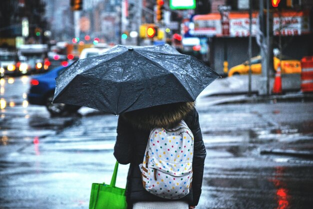 Foto calle de la ciudad bajo la lluvia