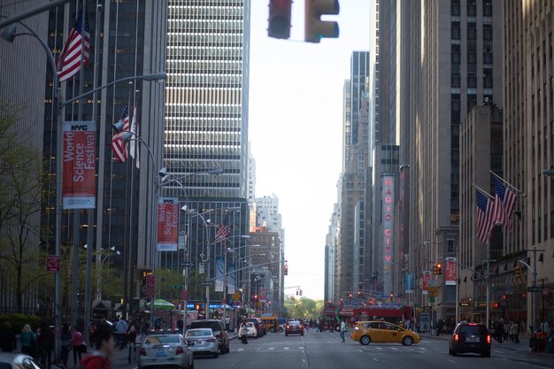 Foto calle de la ciudad en medio de edificios modernos