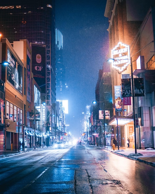 Calle de la ciudad en medio de los edificios por la noche