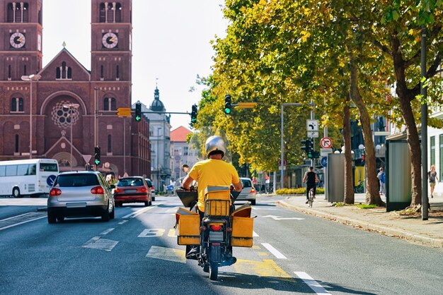 Calle de la ciudad con motocicleta en la carretera de Maribor en Eslovenia