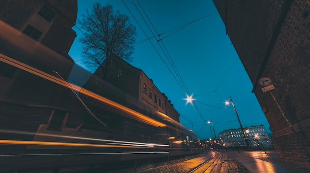 Calle de la ciudad por la noche con estelas de luz de vehículos