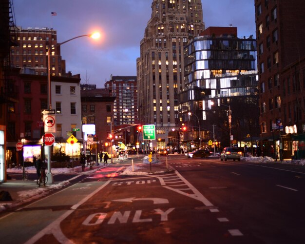 Foto calle de la ciudad por la noche