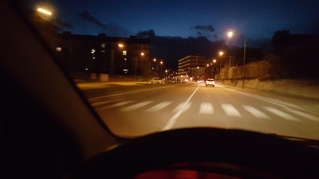 Foto calle de la ciudad por la noche