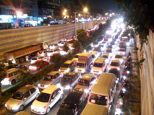 Calle de la ciudad por la noche