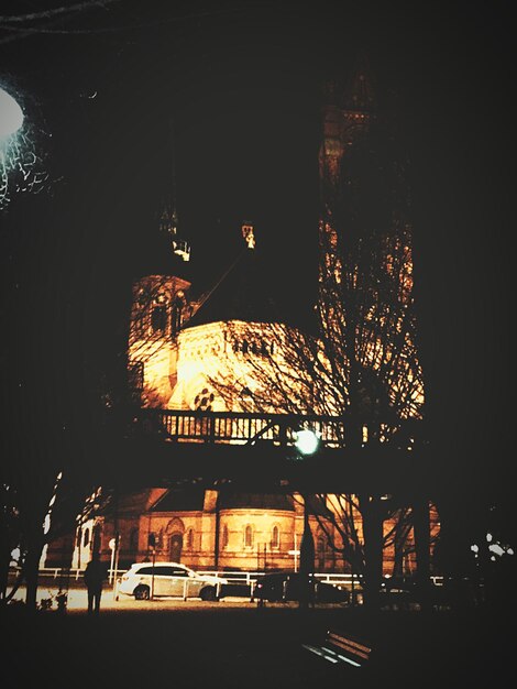 Foto calle de la ciudad por la noche