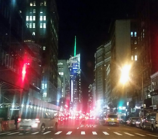 Foto calle de la ciudad por la noche