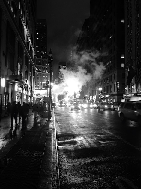 Calle de la ciudad por la noche