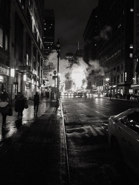 Calle de la ciudad por la noche