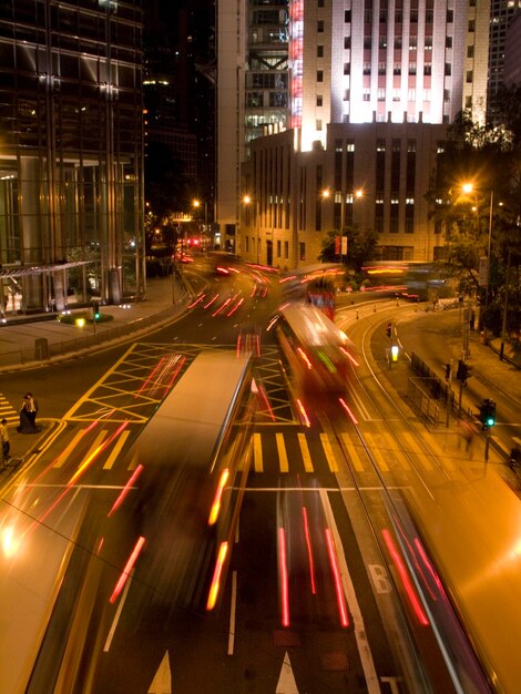 Calle de la ciudad por la noche