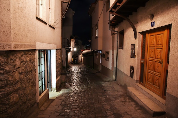 Calle en la ciudad de orquídeas, Macedonia en la noche