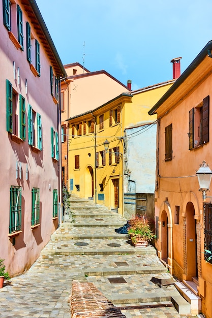 Calle en la ciudad de Santarcangelo di Romagna en la provincia de Rinini, Emilia-Romagna, Italia. Vista italiana