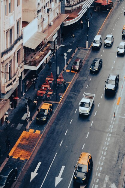 Foto calle de la ciudad con taxis y restaurantes