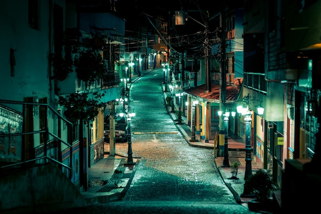 calle colorida en una pequeña ciudad con lámparas