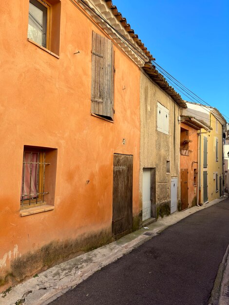 Foto calle colorida en un viejo pueblo