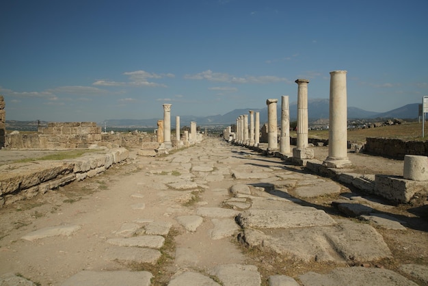 Calle columnada en Laodicea en la antigua ciudad de Lycus en Denizli Turkiye