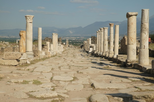Calle columnada en Laodicea en la antigua ciudad de Lycus en Denizli Turkiye