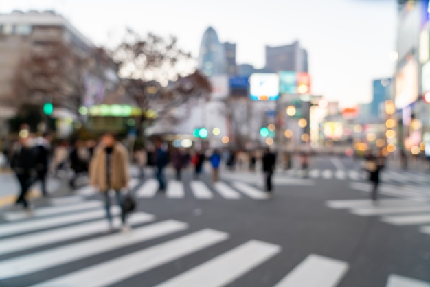 Calle comercial borrosa en Shinjuku en Tokio, Japón