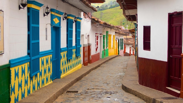 Foto calle concepcion pueblo colombiano con casas pintorescas por la tarde