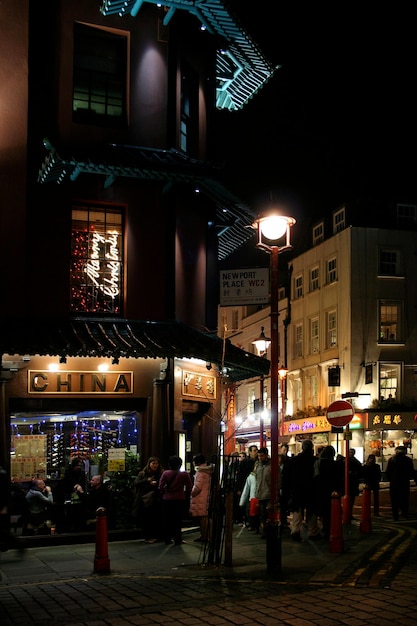 Calle concurrida en el barrio chino por la noche en Soho, Londres