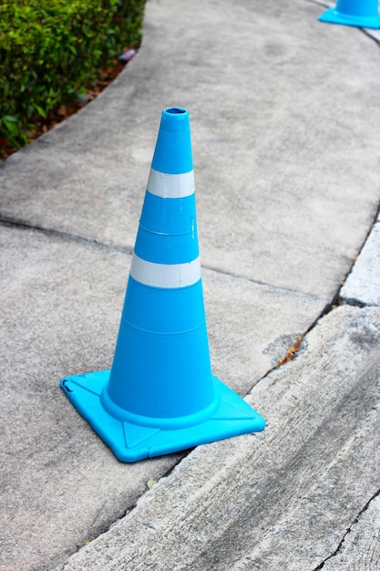 Foto calle con cono de tráfico azul