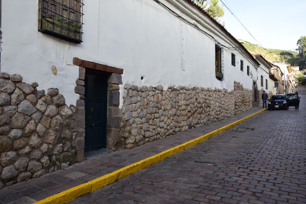 Calle de Cusco con hermosa arquitectura antigua Calle adoquinada de la ciudad vieja de Cusco