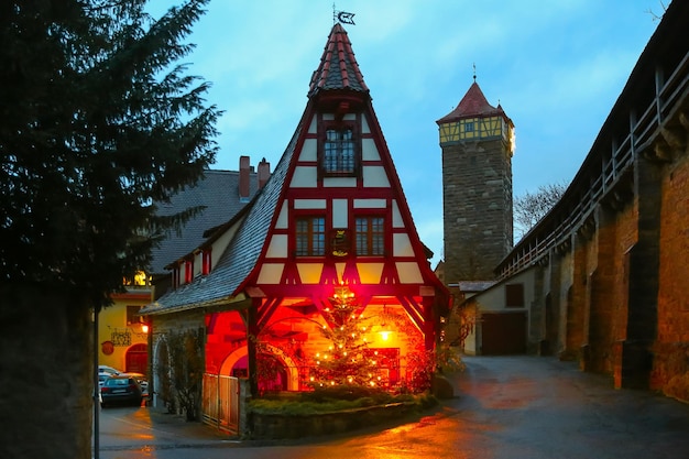 Calle decorada para el Año Nuevo y el Mercado de Navidad en Rothenburg ob der Tauber Baviera Alemania 22 de diciembre de 2022