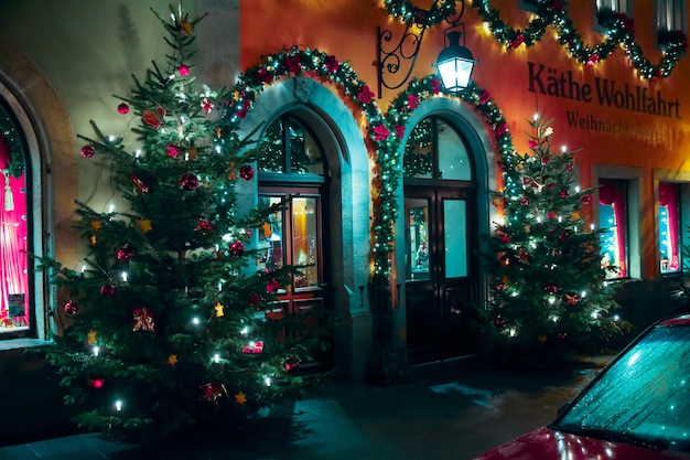 Calle decorada para el Año Nuevo y el Mercado de Navidad en Rothenburg ob der Tauber Baviera Alemania 22 de diciembre de 2022