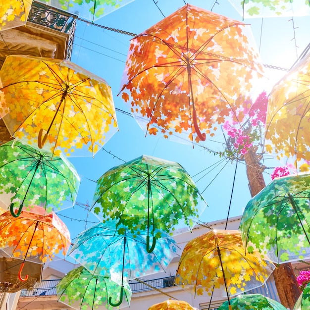 Calle decorada con coloridas sombrillas en un día soleado de verano,