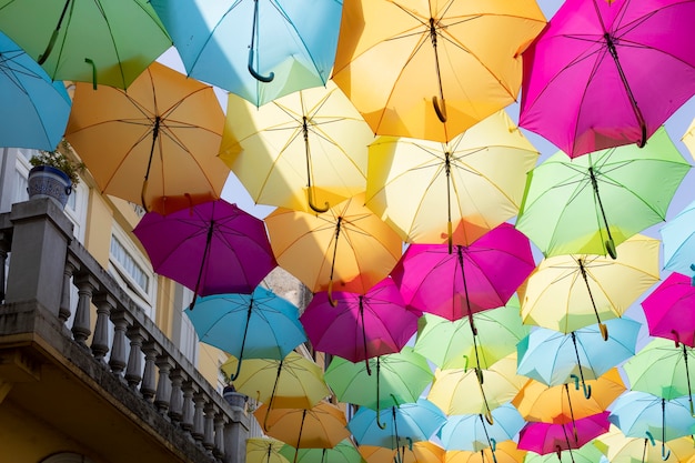 Foto calle decorada con sombrillas de colores en agueda portugal