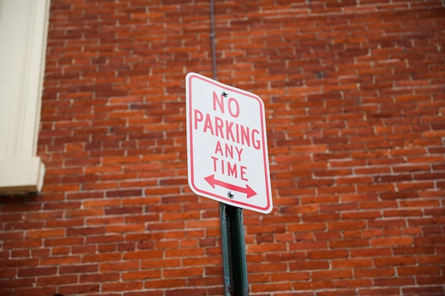 calle desierta con un prominente cartel rojo y blanco de "No estacionar" que simboliza una orden de restricción