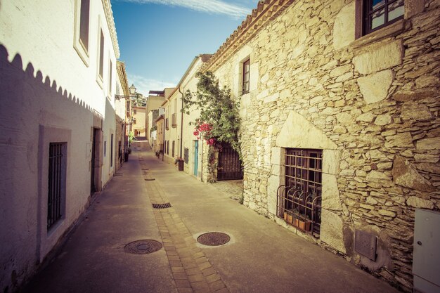 Calle desolada con efecto vintage y casas en el mediterráneo