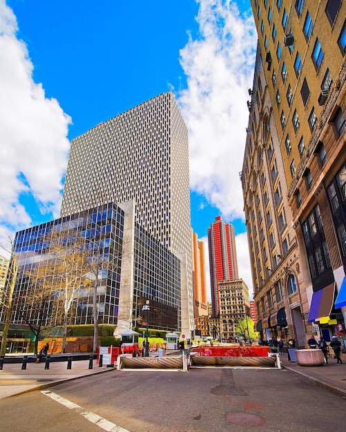 Calle en el Distrito Financiero en el Bajo y el Centro de Manhattan, Nueva York de Estados Unidos. Horizonte y paisaje urbano con rascacielos en los Estados Unidos de América, Nueva York, Estados Unidos. Carretera y arquitectura americana.