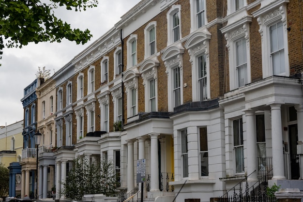 Calle en el distrito de Notting Hill en el barrio de Kensington y Chelsea en el centro de Londres