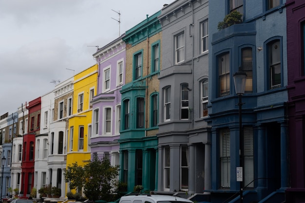 Calle en el distrito de Notting Hill en el barrio de Kensington y Chelsea en el centro de Londres