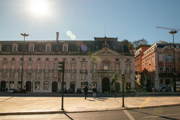 una calle con un edificio que dice el nombre de la calle