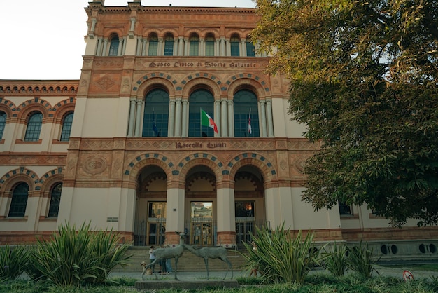 La calle con edificios antiguos en el centro de Milán, Italia, mayo de 2023