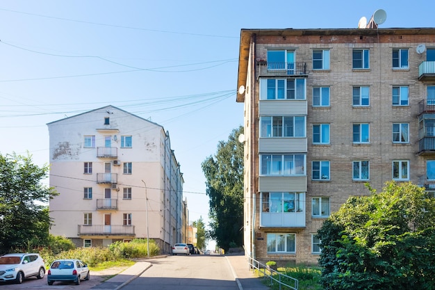 Calle con edificios de apartamentos día soleado Vyborg Rusia Agosto 2022