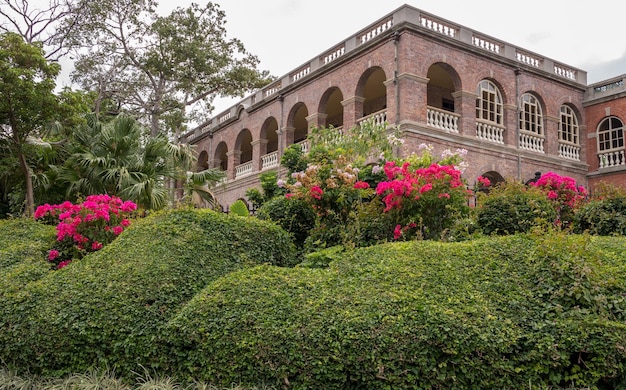 Calle y edificios por la exposición de la historia y de la cultura en la isla de Gulangyu