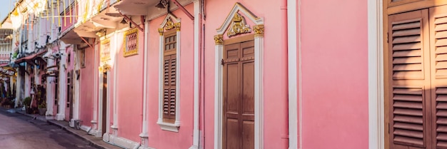 Calle en estilo portugués romani en la ciudad de phuket, también llamada barrio chino o la pancarta del casco antiguo